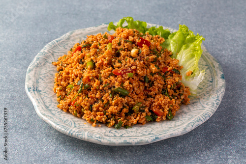 Obraz na płótnie Traditional delicious Turkish foods: bulgur salad - kisir w salonie