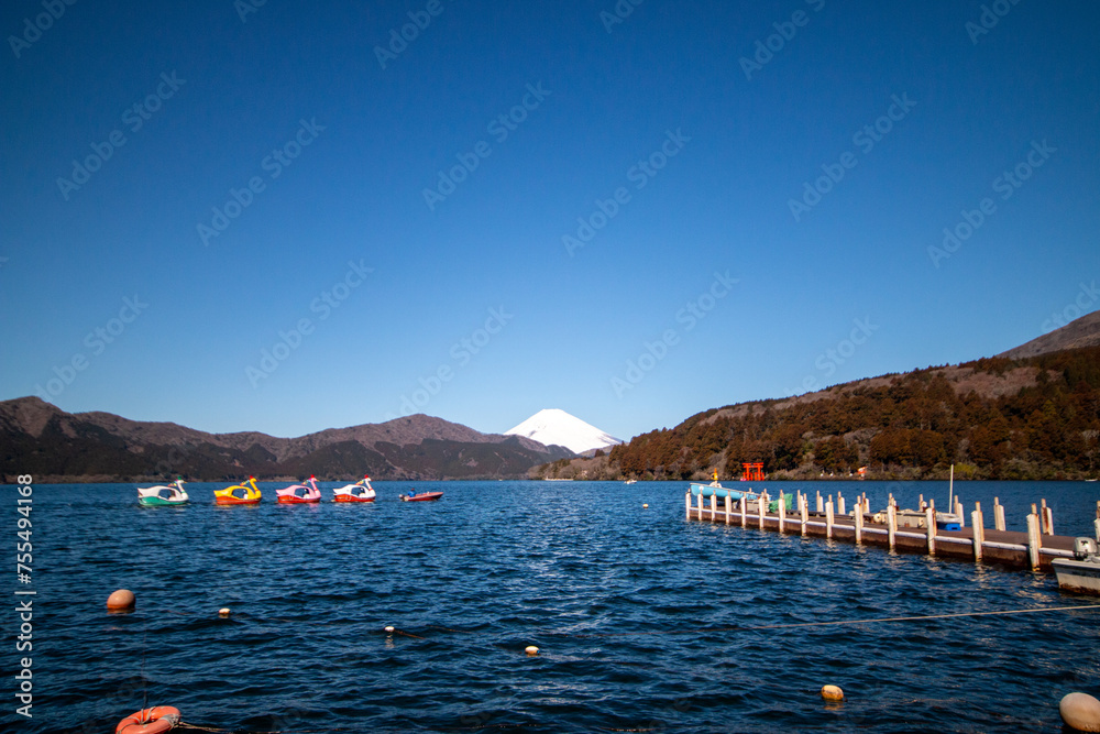 晴天の芦ノ湖と富士山