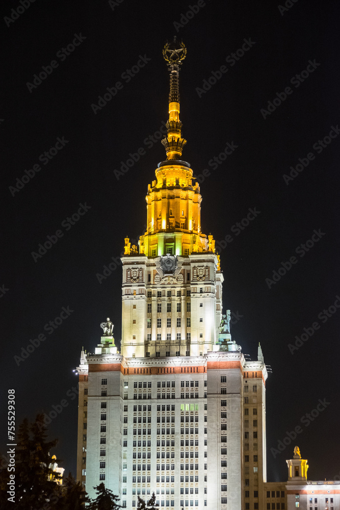Torre de la Universidad Lomonosov de la ciudad de Moscú, con iluminación nocturna. Torre de la Universidad Lomonosov de la ciudad de Moscú, con iluminación nocturna.