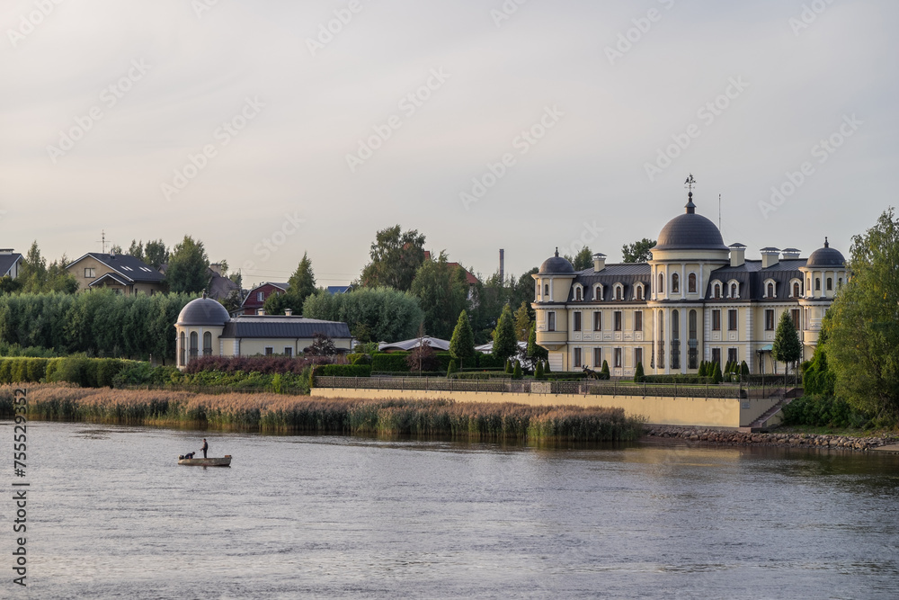 Río Neva y antiguo Palacio, cerca de la ciudad de San Petersburgo en Rusia, al atardecer