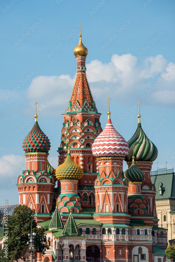 Torres y coloridas cúpulas bulbosas de la Catedral de San Basilio en el centro histórico de la ciudad de Moscú