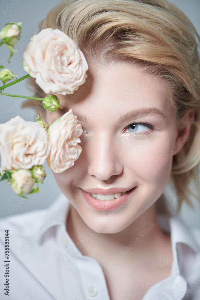 Naklejka premium adorable youngwoman