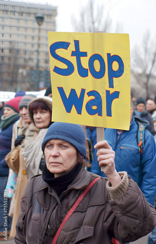 Protesta di persone in gruppo contro la guerra in ucraina photo