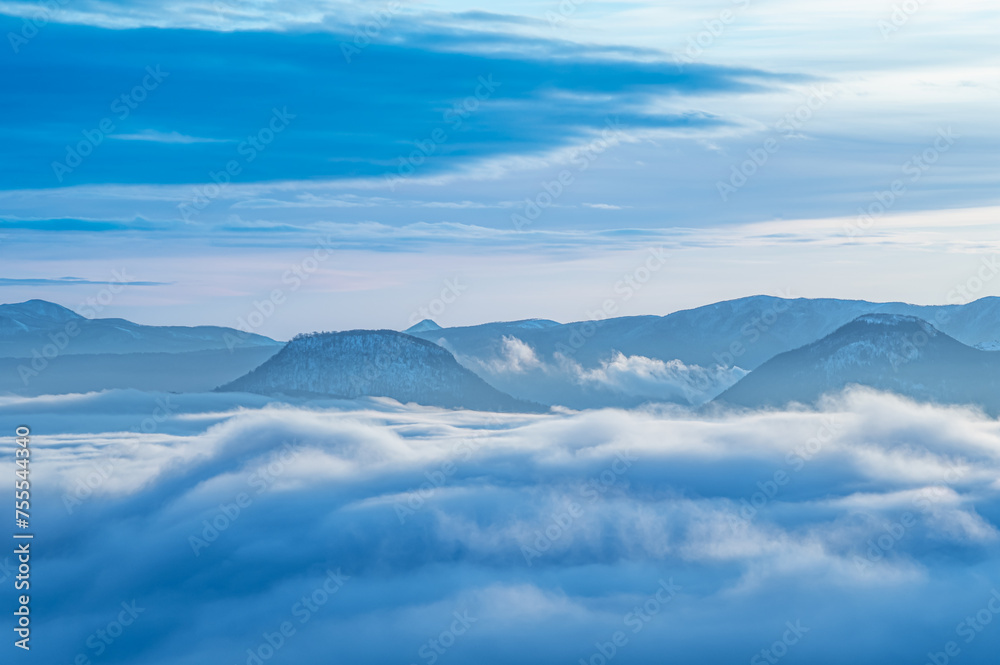 うごめくような雲と山のシルエットのドラマチックな遠景。