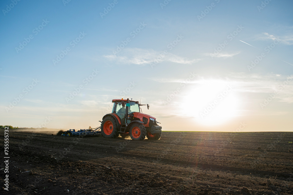 Obraz premium Tractor working in the field