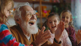 avô feliz e sorridente com surpresa feita pelos netos 