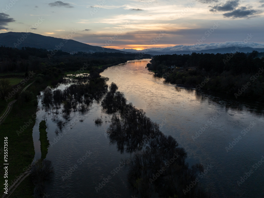 Rio Miño al atardecer en la frontera de España y Portugal