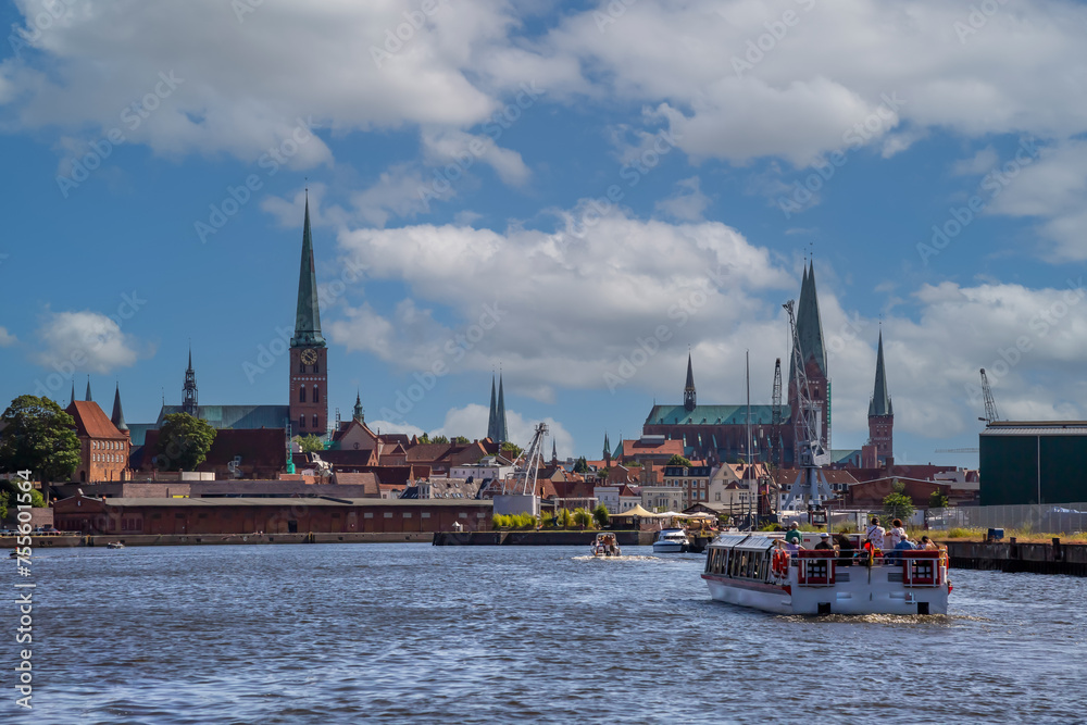 Türme und Ausflugsboot auf dem Kanal in Lübeck