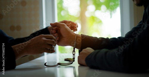 Fotografie Arresting offenders who are wearing handcuffs, breaking the law, breaking the law, being a suspect and an accused person under a court warrant in the case