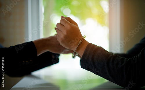Φωτογραφία Arresting offenders who are wearing handcuffs, breaking the law, breaking the law, being a suspect and an accused person under a court warrant in the case