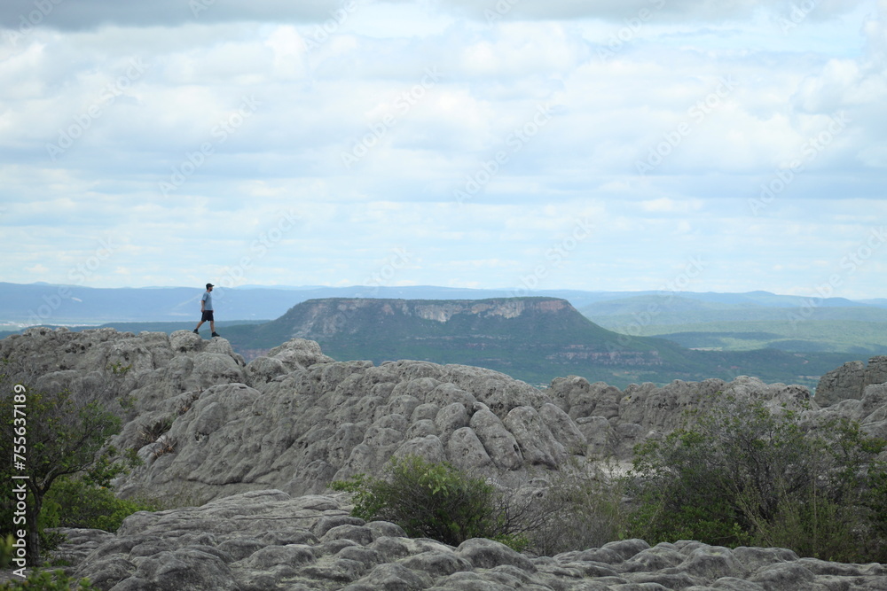 turista em formações rochosas no parque nacional do vale do catimbau, buíque, pernambuco
