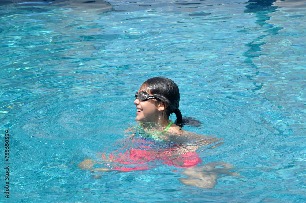 criança menina brincando na piscina 