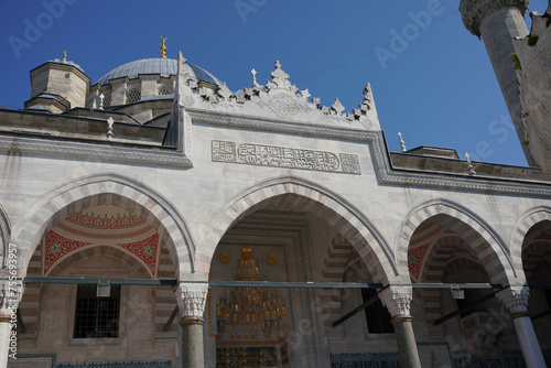 Wallpaper Mural Eminonu New Mosque in Istanbul, Turkiye Torontodigital.ca