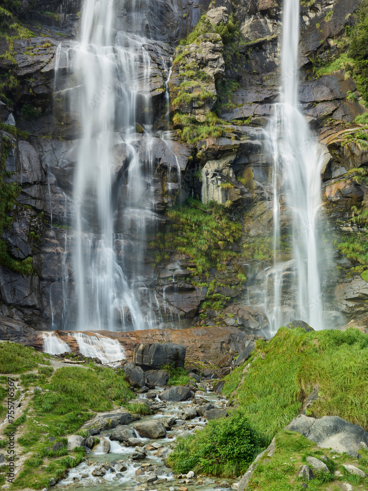 Obraz premium Wasserfall Acquafraggia, Borgnolo, Südtirol, Italien