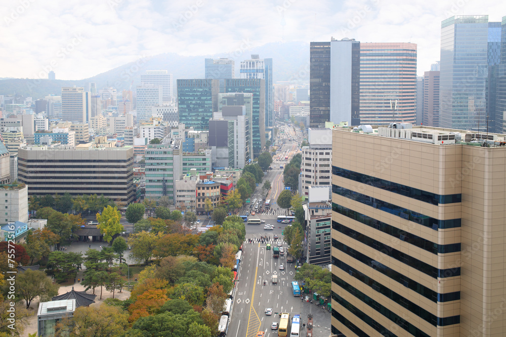 Naklejka premium Highrise building and highway near park with Pagoda Vongaksa in smoky morning in Seoul