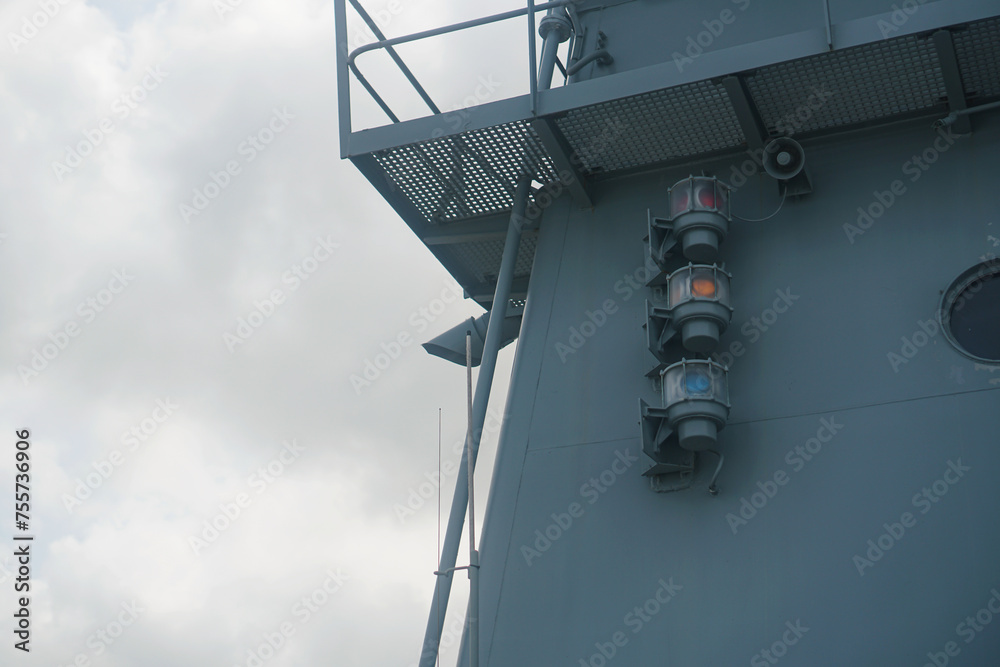 Navigation light systems on warships and fighter aircraft Navigation light systems on warships and fighter aircraft
