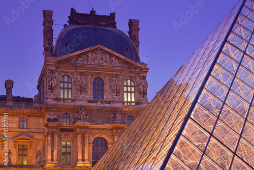 Frankreich, Paris, Ile de France, 1. Arrondissement, Louvre, Dämmerung, Pyramide photo