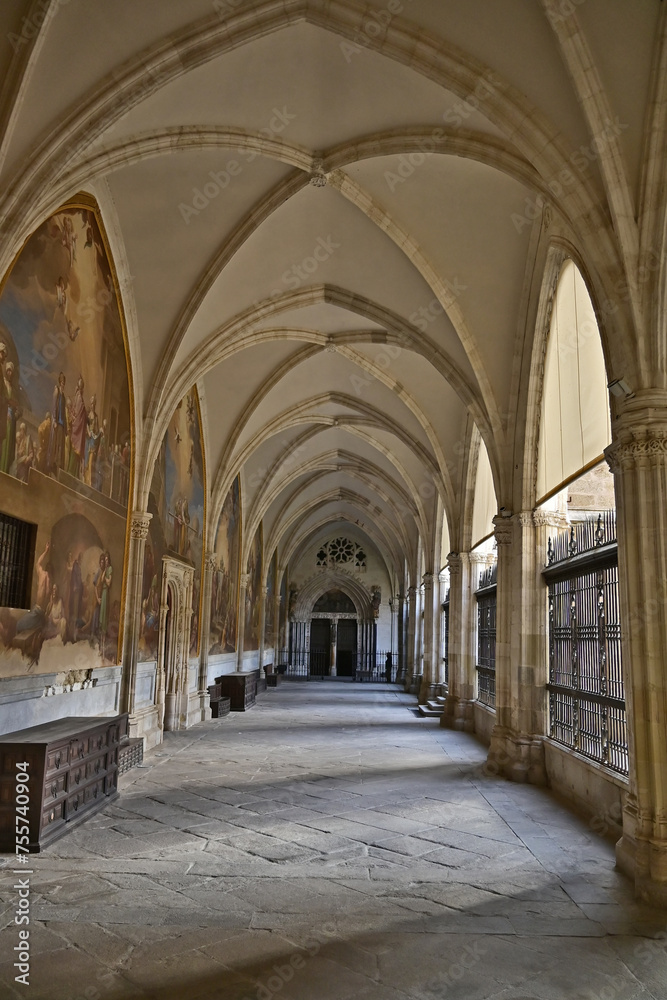 Toledo,  il chiostro della Cattedrale di Santa María de Toledo - Spagna