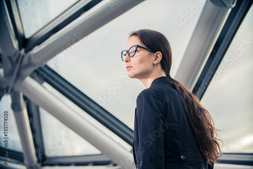 portrait of a brave beautiful self-confident business woman on  the background of a modern office building © de Art