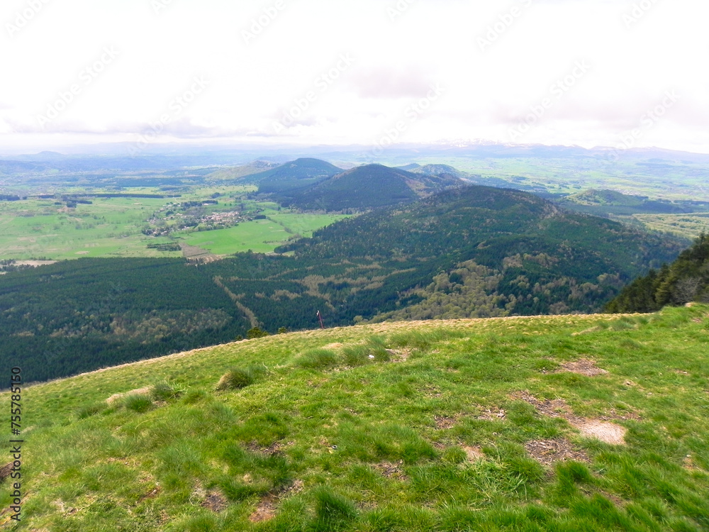 Paysage naturel de randonnée en Auvergne 