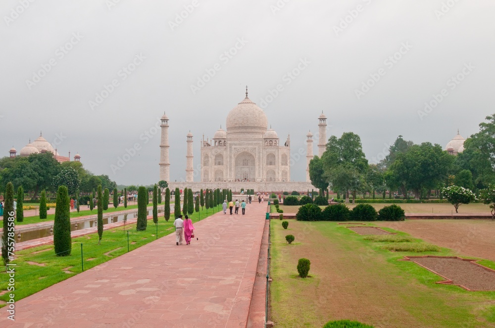 Taj Mahal ivory-white marble mausoleum Best Example of Mughal ...