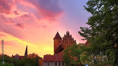 widok zamku w Olsztynie o zachodzie słońca