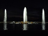Fontaines d'eau dans la nuit