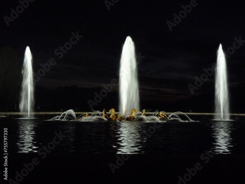 Fontaines d'eau dans la nuit