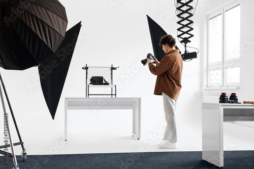 Картината върху платно Male photographer shooting product in studio