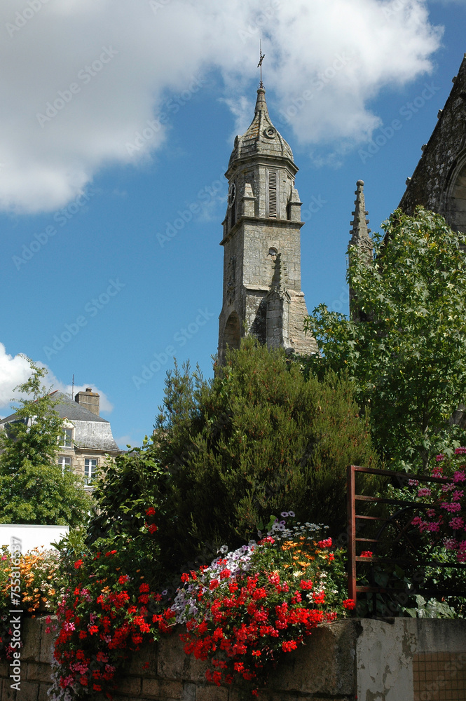 église; bac à fleurs; geranium; region Bretagne; Locminé; 56, Morbihan, France