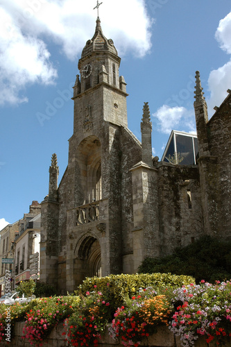 église; bac à fleurs; geranium; region Bretagne; Locminé; 56, Morbihan, France