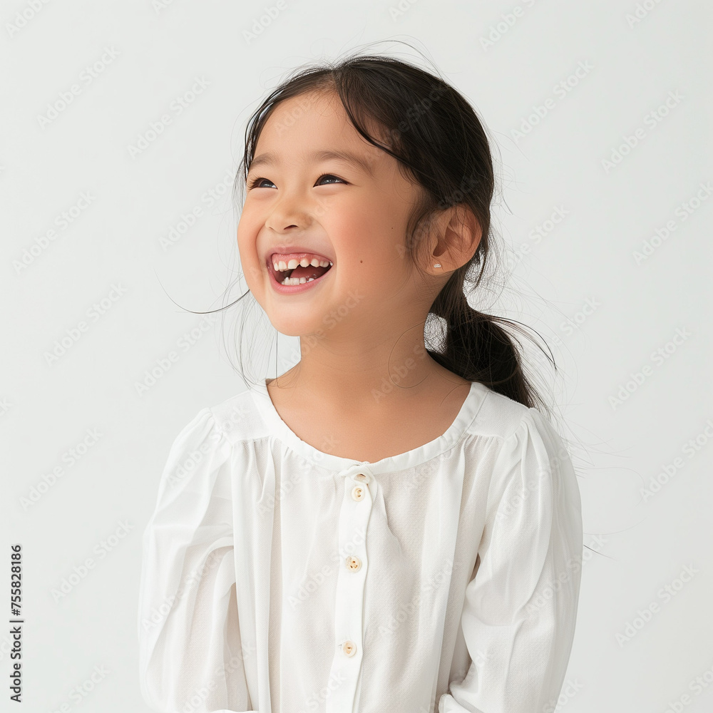 楽しそうに笑う5才の女の子 楽しそうに笑う5才の女の子
