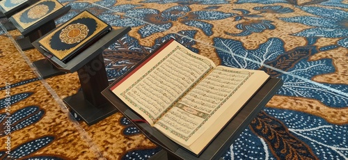 Obraz na płótnie Opened al quran book on mosque floor