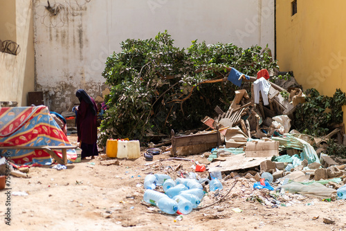 destruction d'un campement de migrants guinéens dans la ville de Dakar au Sénégal en Afrique de l'Ouest