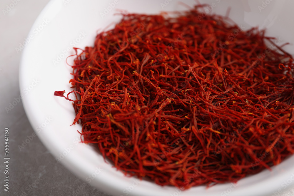 Fototapeta premium Aromatic saffron in bowl on table, closeup