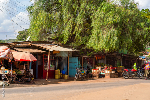 Obraz na płótnie Roadside shops and stalls in Kenyan village w salonie