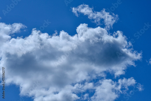 Underbara moln målar himlen med en himmelsk duk. Pissiga cirrusmoln, som fjädrar, dansar högt ovanför och fångar solljus. Cumulusmoln liknar sockervadd, fluffiga och inbjudande. 