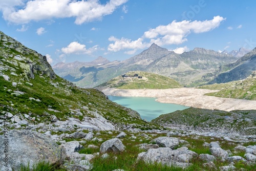 Naturjuwel im Nationalpark Hohe Tauern - das Ski- und Wanderparadies Wei  see Gletscherwelt  Blick zur Bergstation Rudolfsh  tte am Wei  see  2.300 m  vor zauberhafter Bergkulisse. 