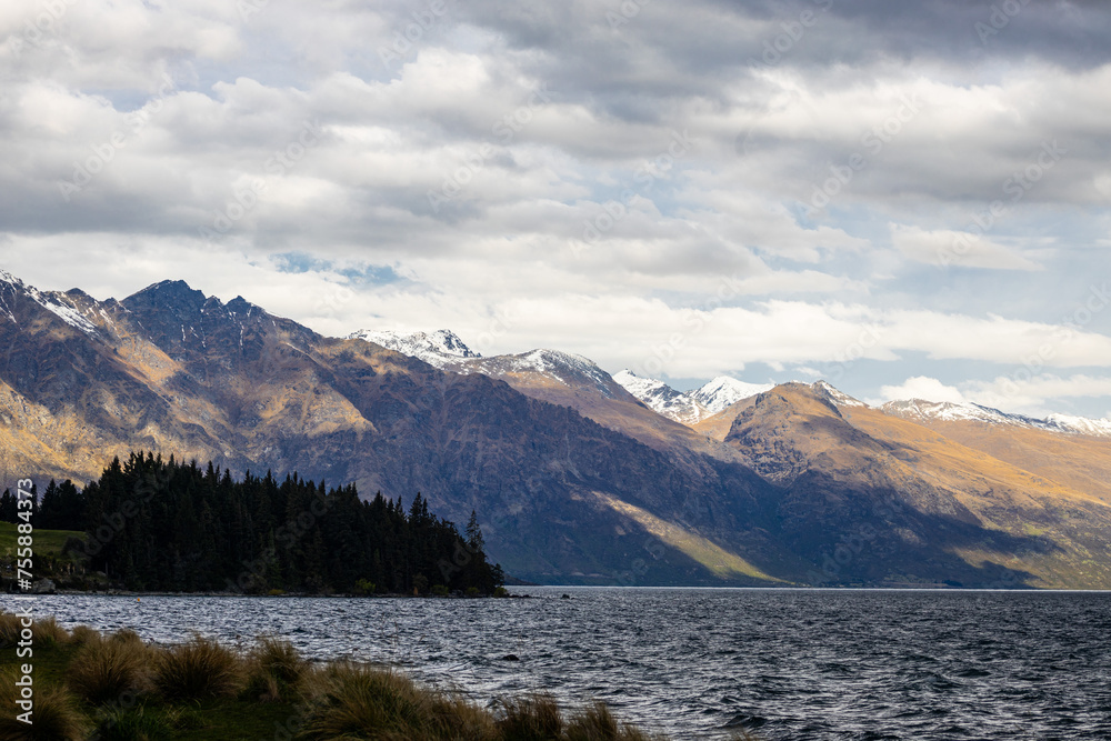 Fototapeta premium queenstone lake in new zealand