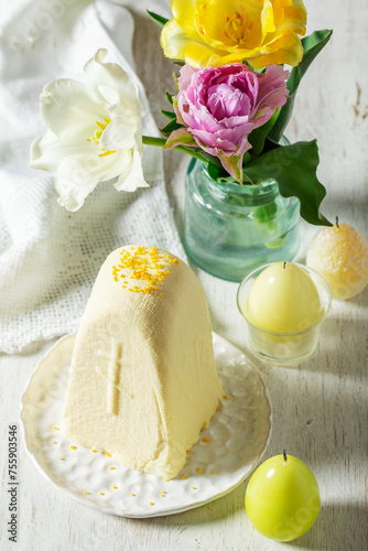 Obraz na płótnie Traditional Slavic Easter dish made from cottage cheese - Paskha, a bouquet of tulips and candles on a light background. w salonie