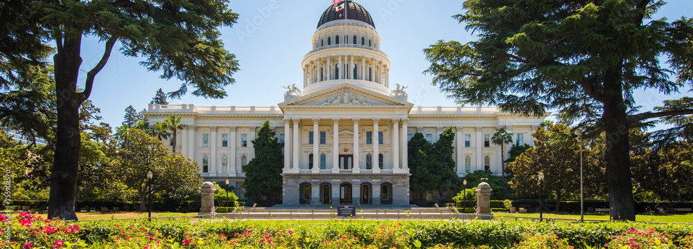 Fototapeta premium Iconic Landmark: 4K Ultra HD Panoramic View of California's State Capitol Building