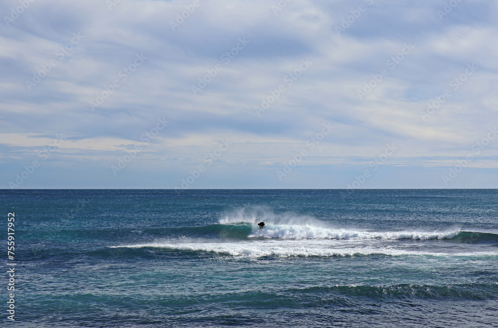 la mer, les vagues et 2 surfeurs la mer, les vagues et 2 surfeurs
