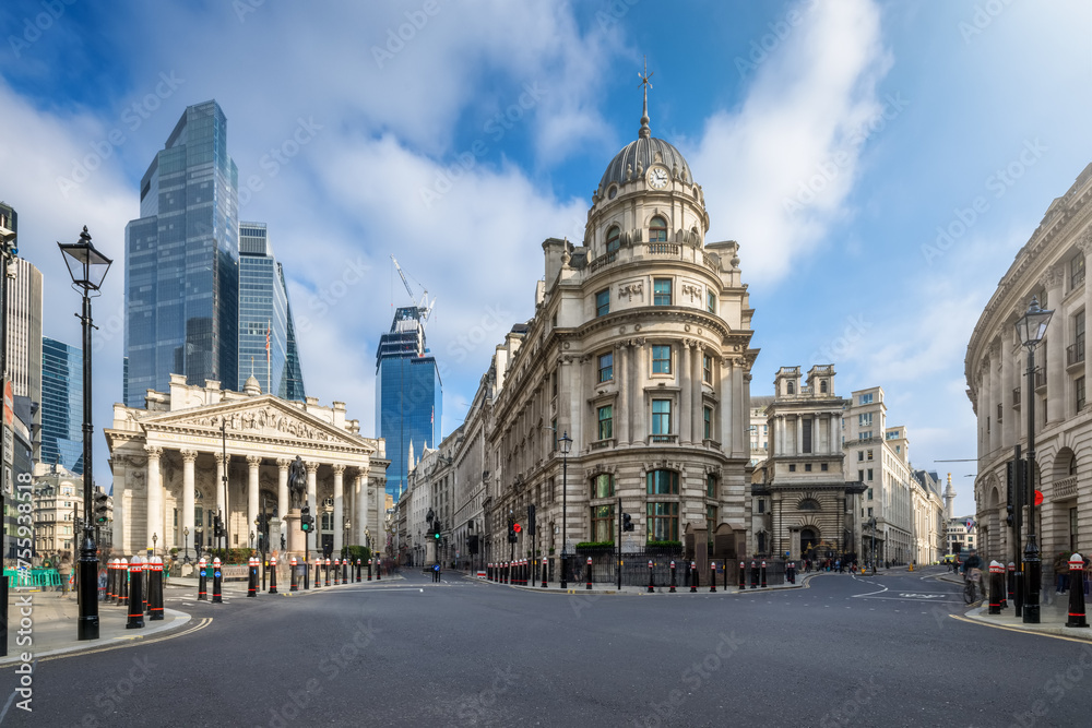 Obraz premium Panoramic long exposure view of the City of London with the historic, financial buildings in front of the modern office skyscrapers