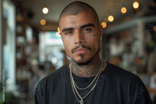 Hispanischer Gangster mit Piercings und Tatoos im Gesicht, Konzept Gangs in Amerika photo