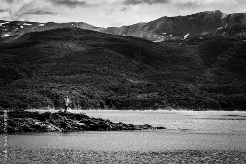 Mujer mirando al horizonte en la Bahía Lapataia, en Ushuaia, Argentina. Fotografia en Blanco y Negro photo