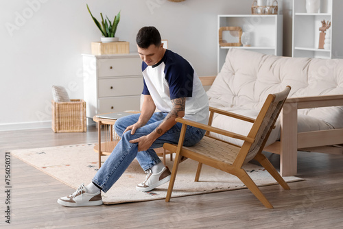 Young man suffering from kn...