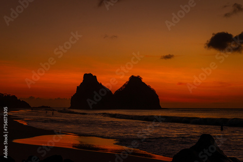 Morro Dois Irm  os ao Por do sol - Fernando de Noronha - Pernambuco - Brasil