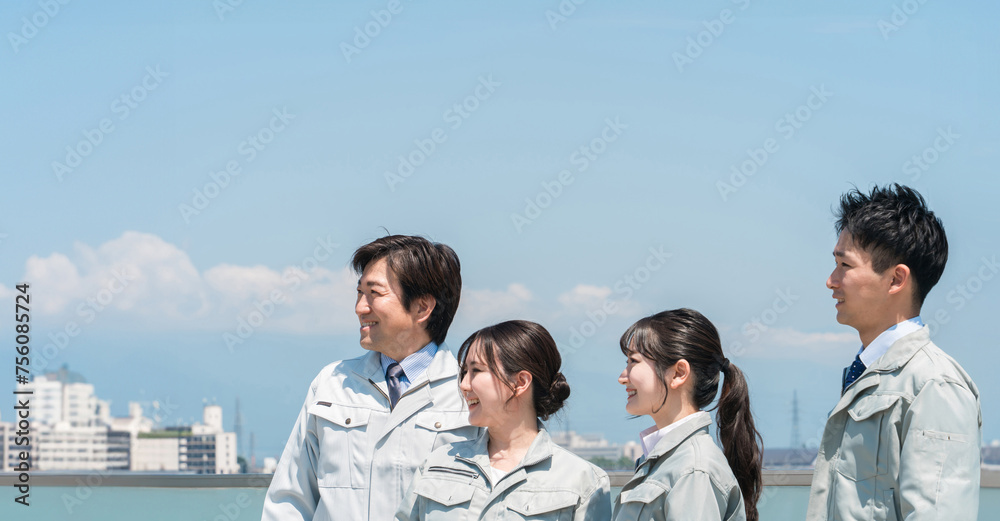 Fototapeta premium 作業着・作業衣服を着た製造業・建築業・運送業・建設業の男女スタッフ 