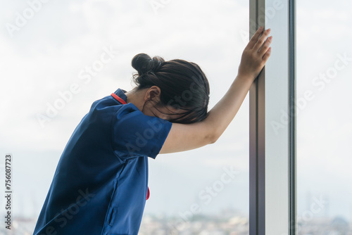 Fotografie 過労・疲労でヘトヘトの女性医師・看護師・ナース・介護士