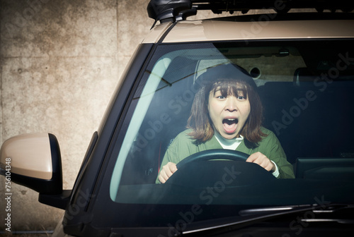 車を運転している驚いた表情の女性
